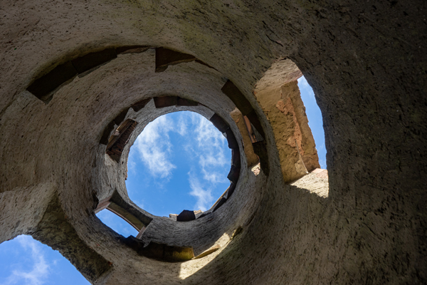 Turm mit Blick zum blauen Himmel