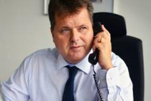 Jürgen Dusel am Telefon