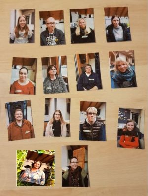 Plakat mit Bildern der Teilnehmer*innen der Peer Counseling Weiterbildung