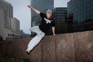 Janis Geiger springt über eine Mauer