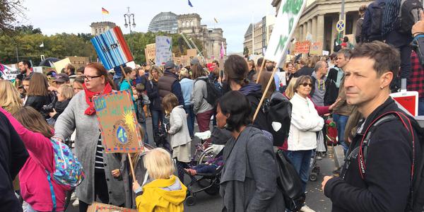 Foto zeigt Klimaschützer am Brandenburger Tor