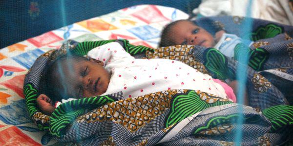 Foto zeigt zwei Babies, die an Malaria erkrankt sind