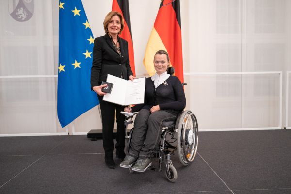 Malu Dreyer überreicht Nancy Poser Landesverdienstorden