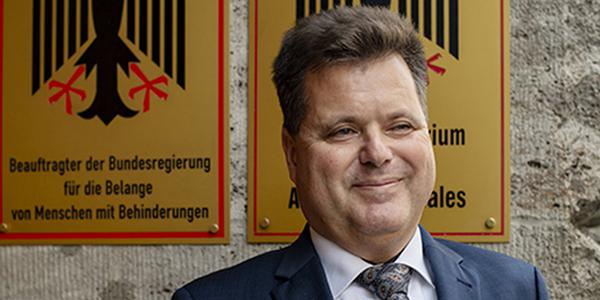 Foto zeigt Jürgen Dusel vor seinem Amtssitz