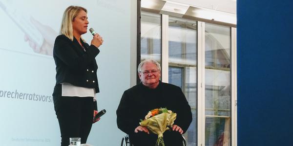 Foto zeigt Bentele,, die von Frehe Staffelstab übernommen hat