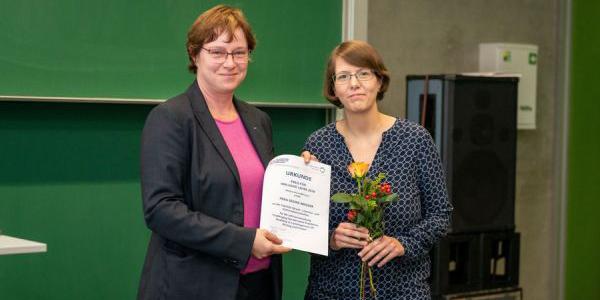 Dr. Cornelia Hähne und die Preisträgerin Gesine Wegner