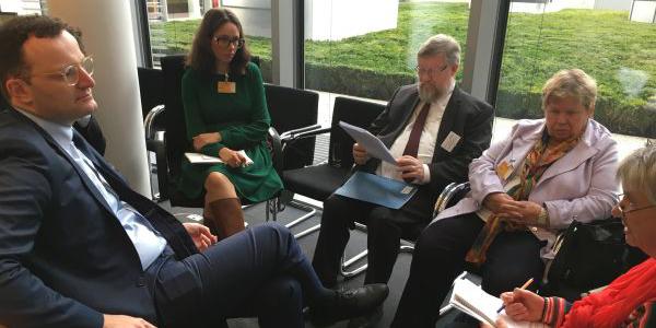 Foto zeigt Sprecherrat des DBR im Gespräch mit Jens Spahn