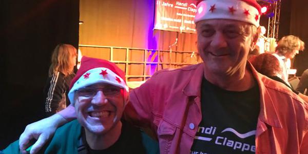 Die beiden Weihnachtsbeauftragten  Peter und Marcel wünschen frohes Fest