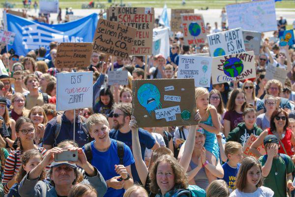 Foto zeigt Fridays for Future auf der Straße