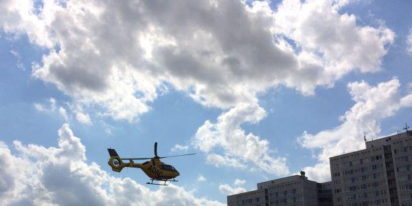 Foto zeigt Hubschrauber am noch klaren Himmel von Berlin