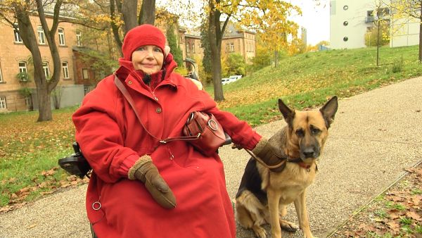 Dinah Radtke mit ihrer Hündin Elina