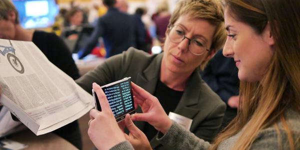 Besucher probieren Produktneuheiten und bewährte Hilfsmittel aus