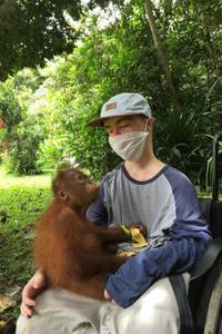 Benni Over mit einem Orang-Utan