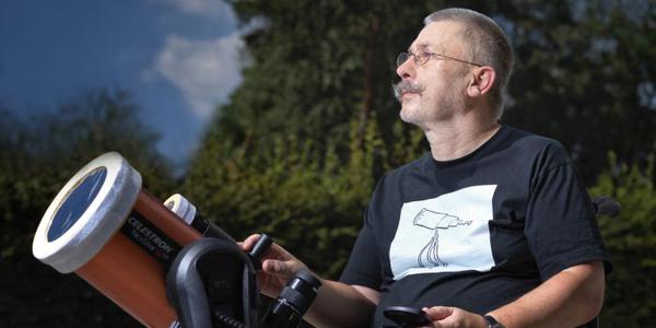 Manfred Fischer mit seinem Teleskop
