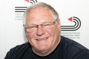 Horst Frehe vor ISL Logos