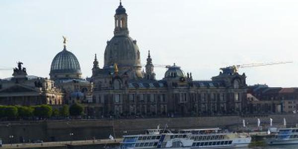 Blick auf das Elbufer mit Brühlscher Terrasse sowie der Frauenkirche im Hintergrund