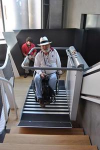 Johann Kreiter auf einem Treppenlift im Museum unterwegs
