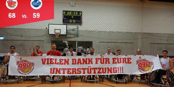 Die Mannschaft der Köln 99ers mit Danke-Transparent nach dem Spiel