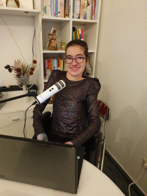 Laura Mench am Schreibtisch