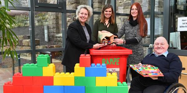 Die ersten Steine für die Lego-Tonne beim LWV