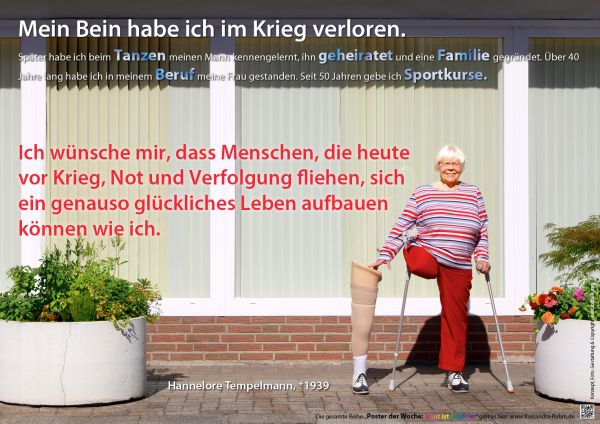 Poster: Frau mit einem Bein und Krücken zwischen Blumenkübeln
