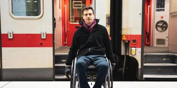 Kay Macquarrie wartet auf den Hublift