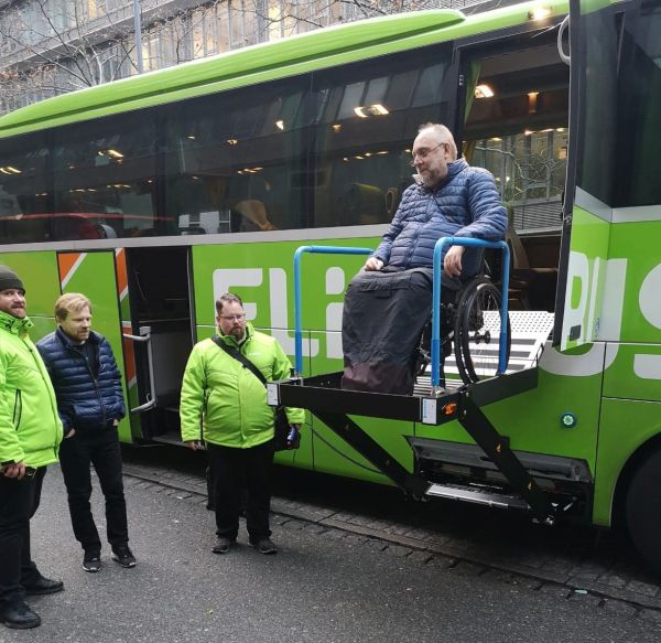 E-Rolli-Nutzer nutzt Hublift an Fernbus
