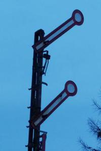 Signal der Bahn mit zwei Armen, die nach oben zeigen und somit auf freie Fahrt hinweisen
