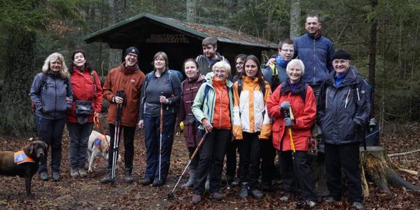 Das Bild zeigt die Dogxaid-Wanderer vor der Schutzhütte Hochbergsattel