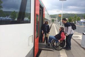 Einstieg in die Odenwaldbahn mit Rampe im April 2014