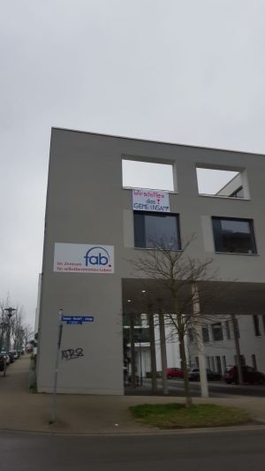 fab-Haus mit Transparent
