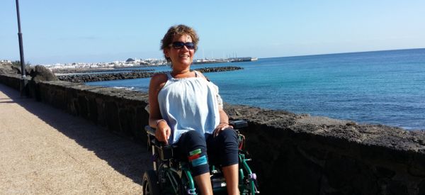 Dr. Corina Zolle im Urlaub am Meer