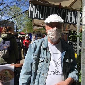 Foto zeigt kobinet-Reporter auf dem Türkenmarkt