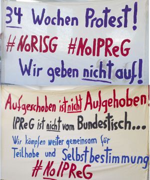 Transparente zum Protest gegen IPReG