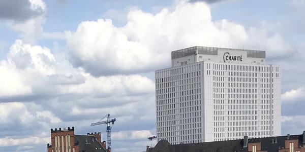 Foto zeigt Gebäude der Charité
