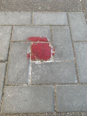 Beschädigter Stolperstein in Hamburg
