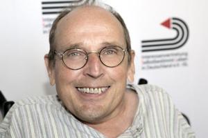 Uwe Frevert vor ISL-Banner