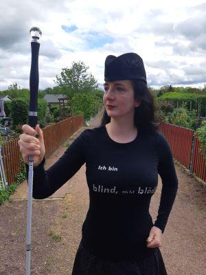 Jennifer Sonntag mit Stock, Hut und T-Shirt: 
