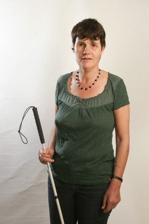 Birgit Schopmans mit Blindenstock