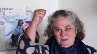 Kassandra Ruhm mit Faust im Protesttags-Video von UNgehindert