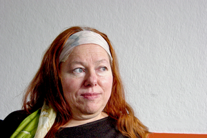 Portrait von Inge vor einer Wand