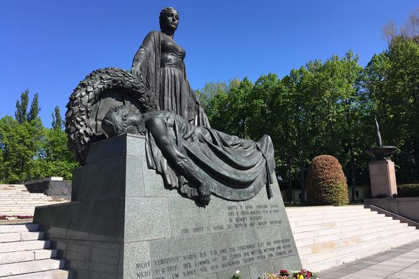 Foto zeigt Pieta des sowjetischen Ehrenmals