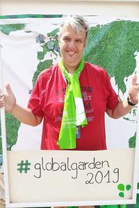 Birger Höhn mit Schild: #globalgarden 2019