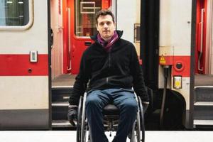 Foto zeigt Kay vor Stufen eines ICE
