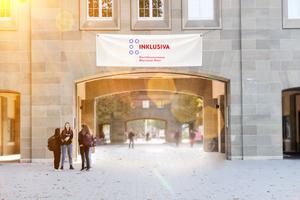 Unieingang mit Plakat Inklusiva 2020