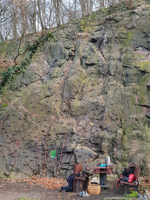 kleiner Felsen mit Sitzbank davor