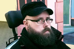 Manfred Schwarz vor einer bunten Wand