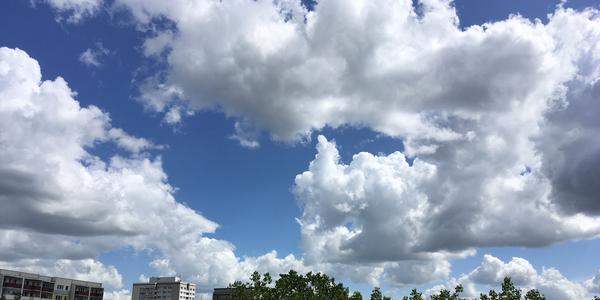 Foto zeigt Wolken am Berliner Himmel