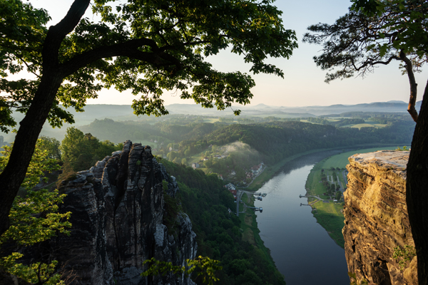 Blick auf die Elbe bei Sonnenaufgang