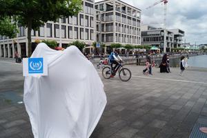 Verhüllungsbild mit Schild UNgehindert: Wir sind die Niemand